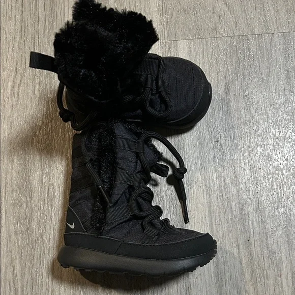 Nike Kids Black Furry Boots (baby)