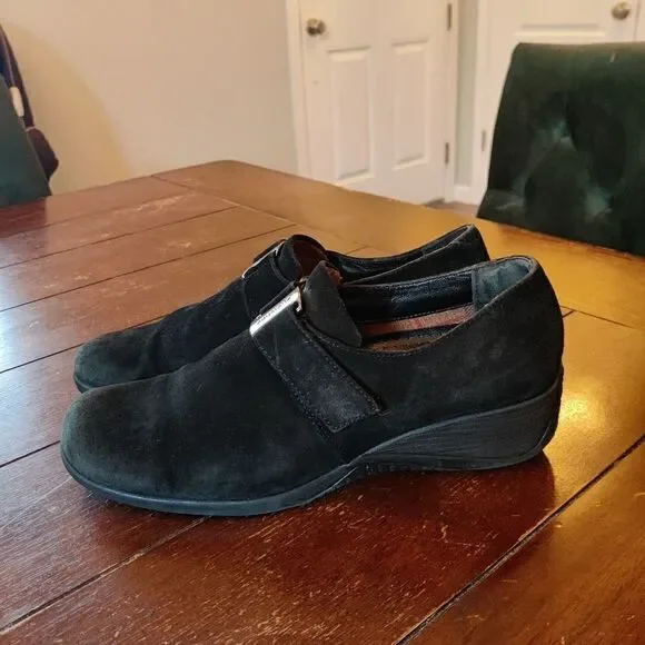 𝅺aquatalia black suede loafers wedge heel silertone hardware size 8.5