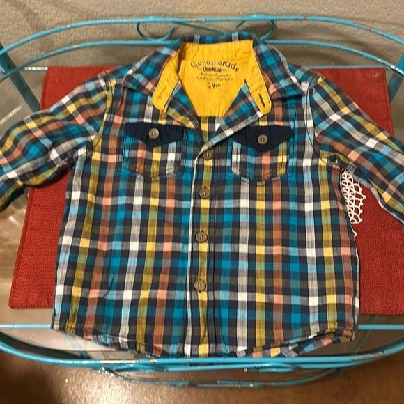 Oshkosh boys long sleeve button up plaid shirt with pockets. EUC Size 24m