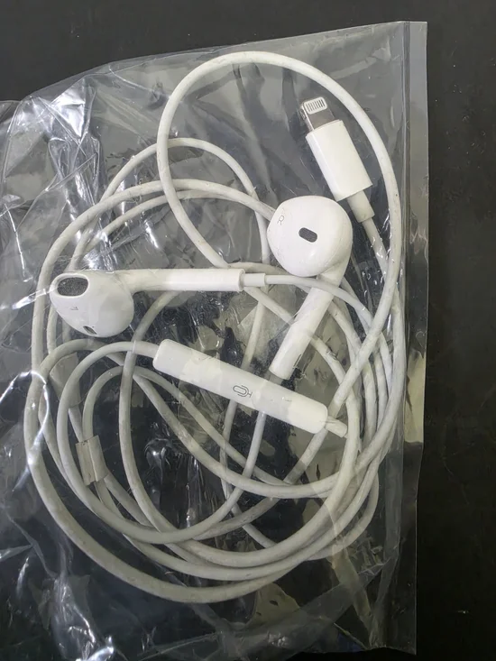 Apple White Lightning Connector In-Ear Earphones with Microphone