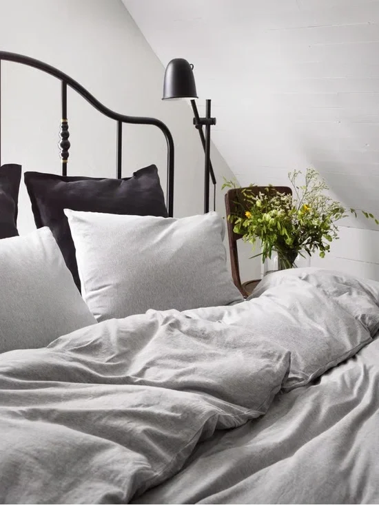 2 sets of queen bedding (duvet cover, fitted sheets, pillowcases)