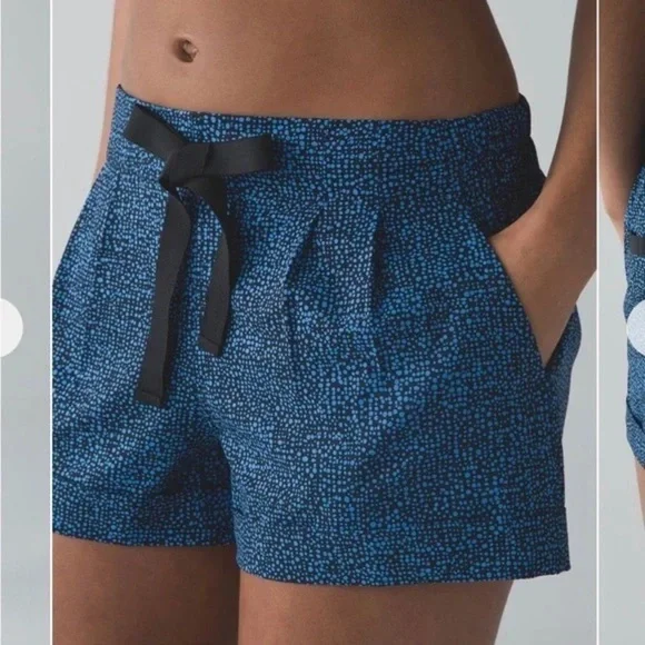 EUC - Lululemon Spring Break Away Short II Blue and Black Print Size 4