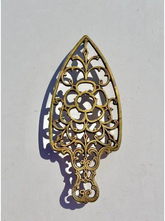 Vintage Original VIRGINIA METALCRAFTERS Brass Sad Iron Trivet Rosette 9-5