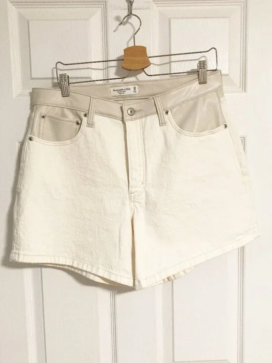 Abercrombie & Fitch The Dad Short High Rise Faux Leather Detail Size 32/14 NWT