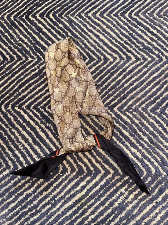 Gucci Beige GG Monogram Silk Twilly with Navy Tips and Red Stripe