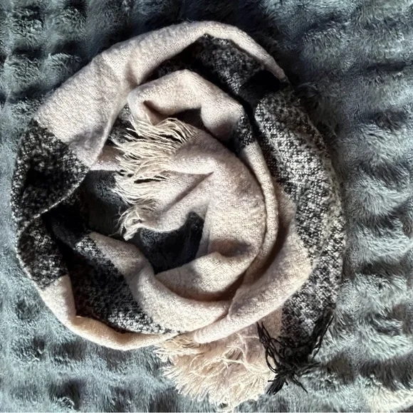 Large scarf gray white