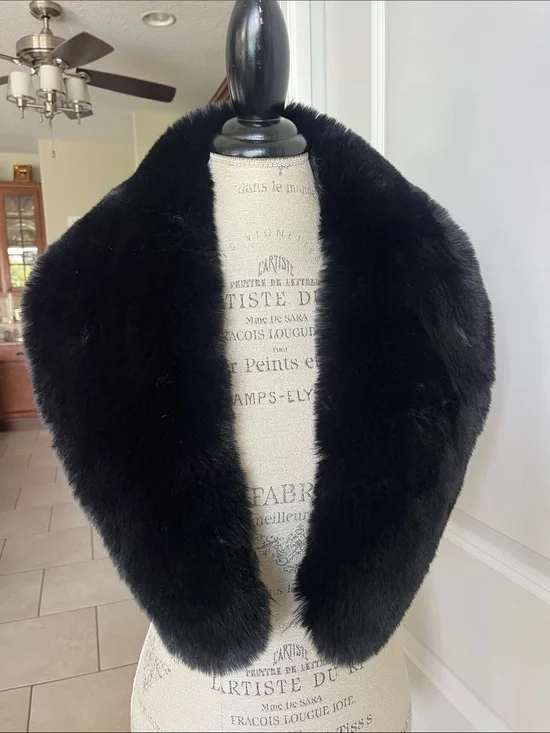 Beautiful black faux fur collar, scarf shoulder wrap 40