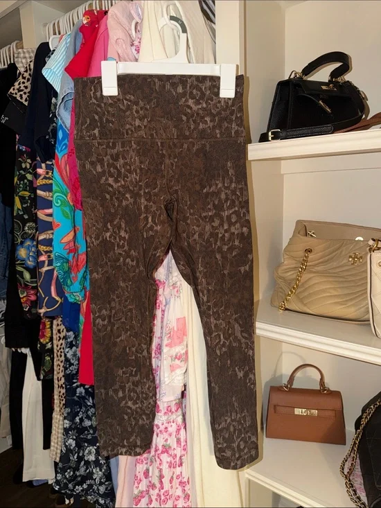 Lululemon Align Highrise Crop 23” in Leopard Size 6