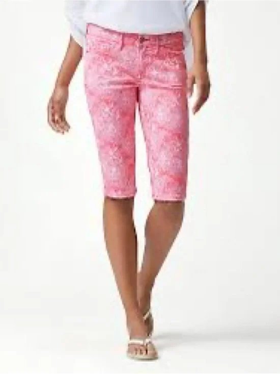 Tommy Bahama Boulevard Blossoms Boardwalk 15-Inch Clam Diggers. 8/30