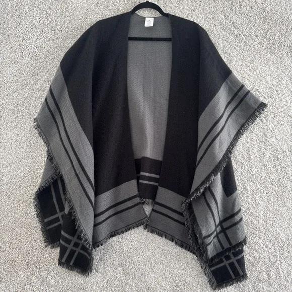 Woolrich Reversible Poncho Wrap Gray Black Fringe Shawl One Size‎ Acrylic F18
