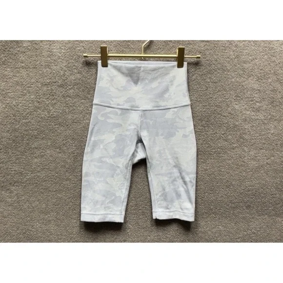Lululemon Wunder Under Shorts Ribbed Size 0 Alpine White Camo Bike Shorts EUC