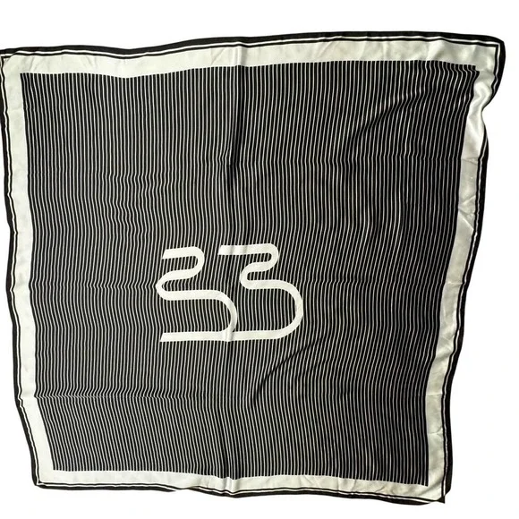 Large Black/White Lined Scarf‎