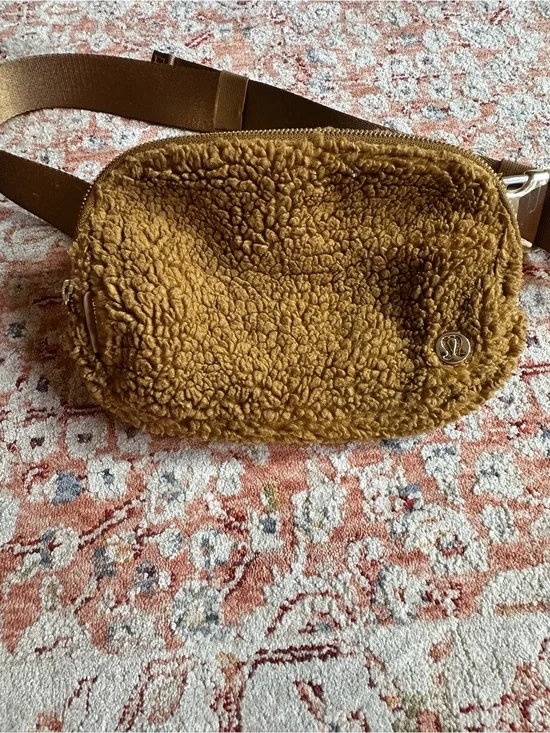 lululemon athletica Cozy Sherpa Waist Pack - Tan/Brown