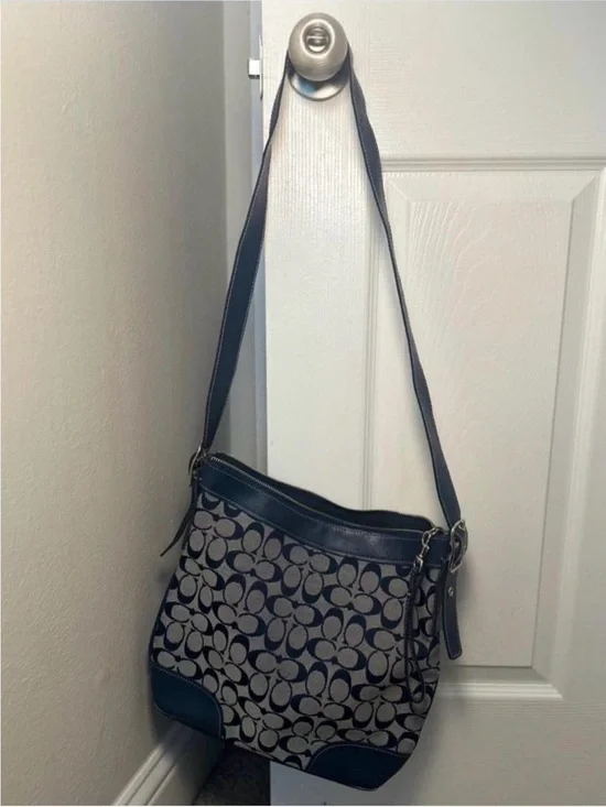 Coach Signature Canvas Shoulder bag
