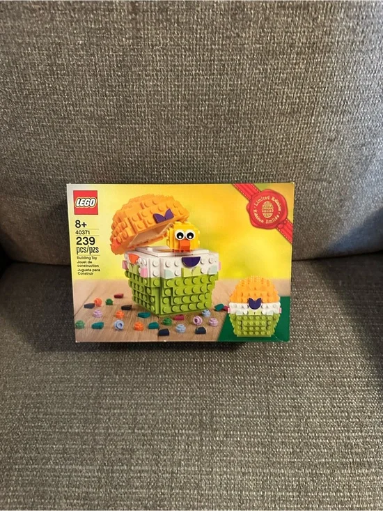 LEGO Green and Orange Chick Brick Box with Colorful Studs 40371