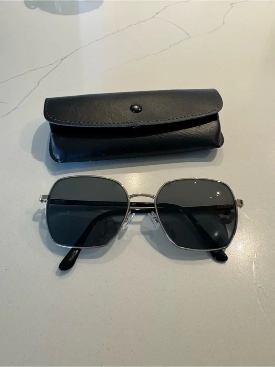 Bravo Project Runway metal Frame Sunglasses with Black aviator Lenses