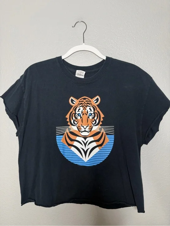 Gildan tiger Black Heavy Cotton Tee with White Label Sz L