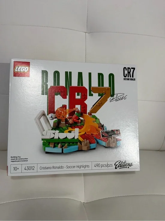 LEGO Cristiano Ronaldo CR7 Display Set - Green Red Orange Blue White Tan