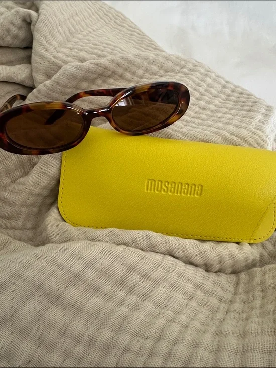 Chic Tortoise Shell Sunglasses with Protective Case