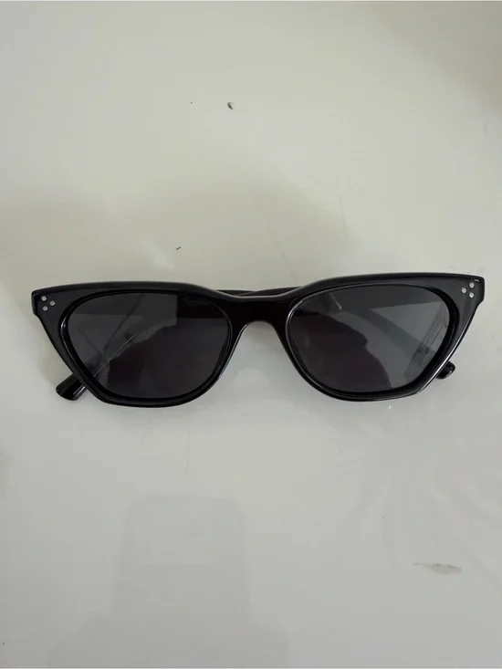 GENTLE MONSTER Black Gloss Cat-Eye Sunglasses with Dark Lenses