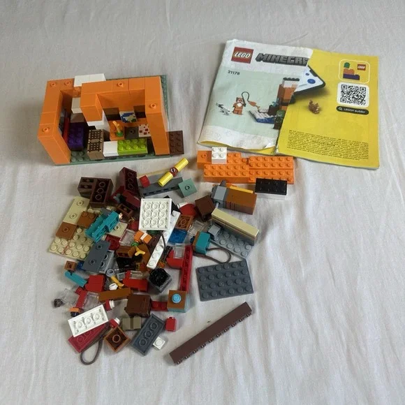 LEGO 21178 Minecraft-Fox‎ Lodge- Incomplete instructions torn- Mixed Legos Too
