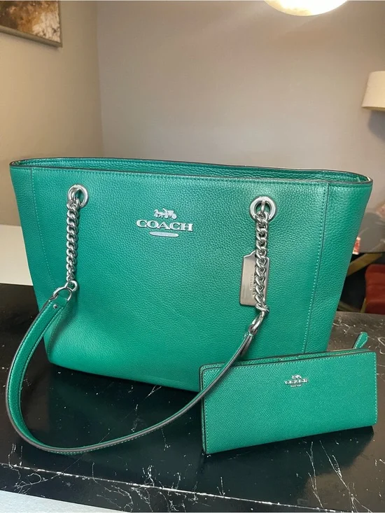 COACH cammie chain tote in  Green Pebbled Leather Tote with Matching Wallet
