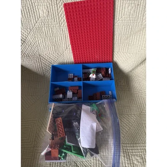 LEGO Minecraft Mixed Lot Zombie Minifigure Baseplate Pieces Blocks Storage Box