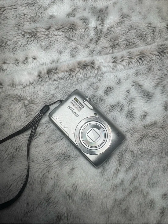 Nikon COOLPIX S3700 20.1MP Silver Camera 8x Zoom  TESTED