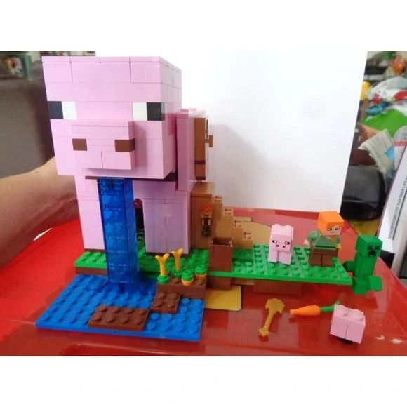 LEGO 21170 Minecraft The Pig House with Minifigures