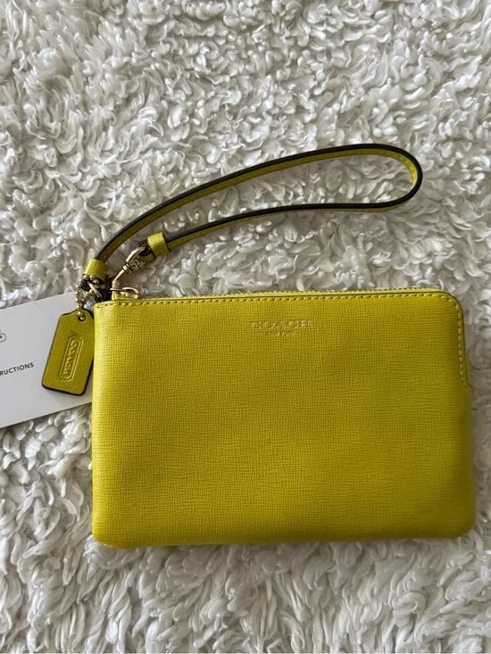 Coach Corner Zip Wristlet Summer Chartreuse Cross Grain Leather w. FREE dust bag