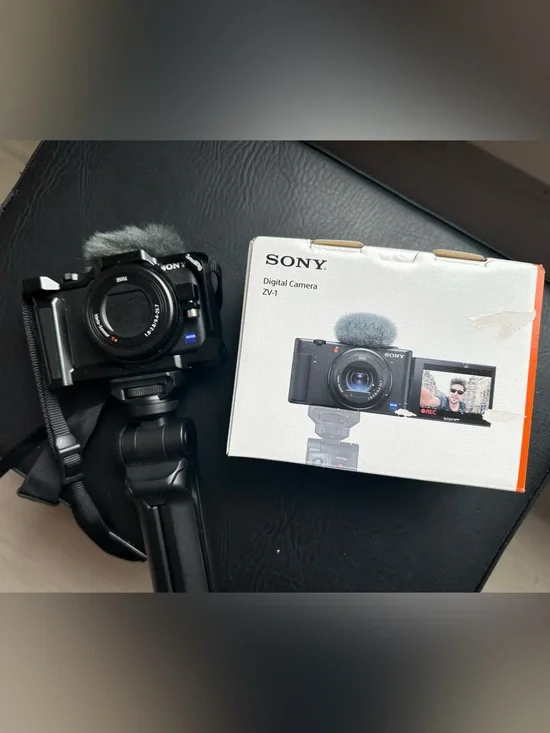 Sony ZV-1 Digital Camera for vlogging + tripod with controls and smallrig frame