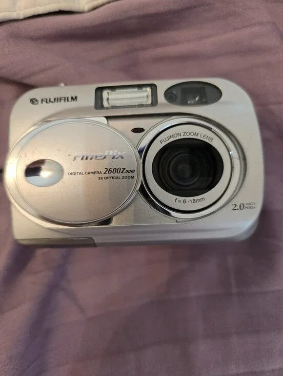 Fujifilm FinePix 2600 Zoom 2.0MP 3x Optical Zoom Digital Camera Tested No Card