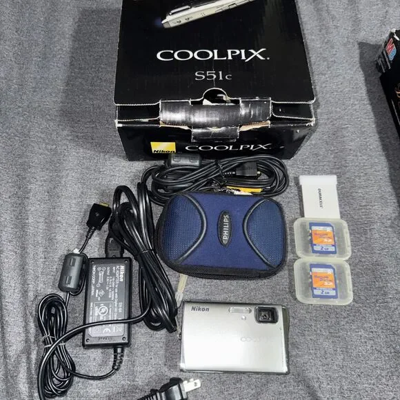 Nikon COOLPIX S51 8.1MP Digital Camera Silver Tested & Working Plus Extras