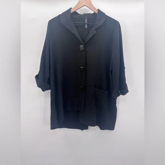 IC by Connie K Asymmetrical Hem Laganlook Top Size Small in Black
