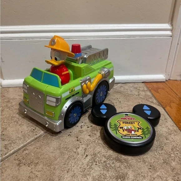NWOT Disney Junior 9” RC Donald Duck FireTruck Forest Service Remote Control Car
