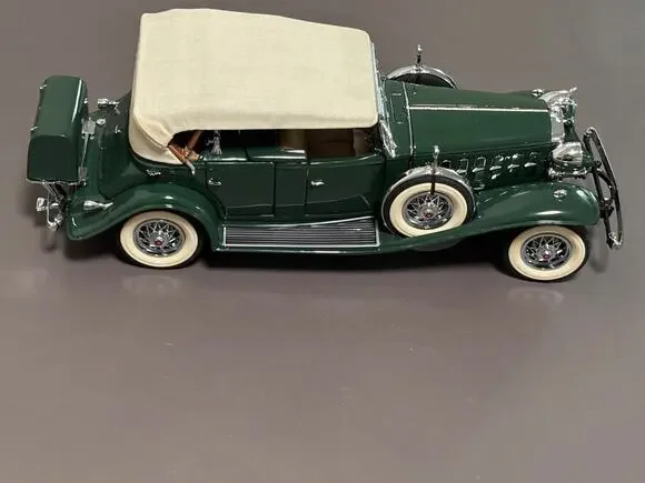 Danbury Mint 1:24 Cadillac V-16 Sport Phaeton 1932 Diecast Green Beige