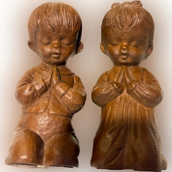 50%offw❤️ Vintage Red Mill Mfg Girl Boy Praying Pecan Shell Resin 1987 signed