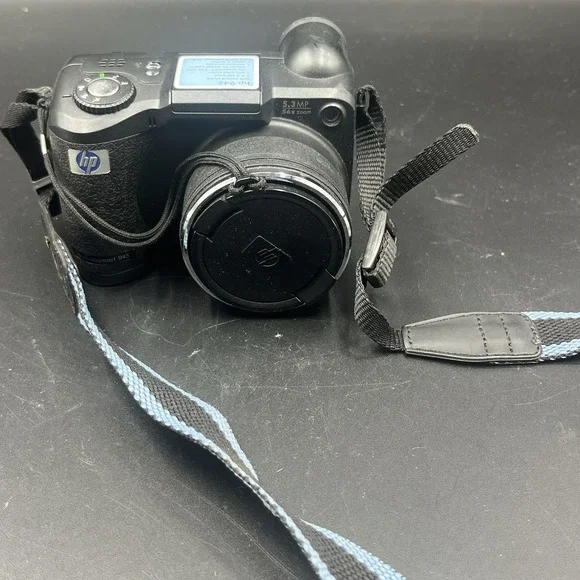 HP PhotoSmart‎ 945 5.3MP Digital Camera 8xOptical Zoom GRLYB-0310 w/ Accessories