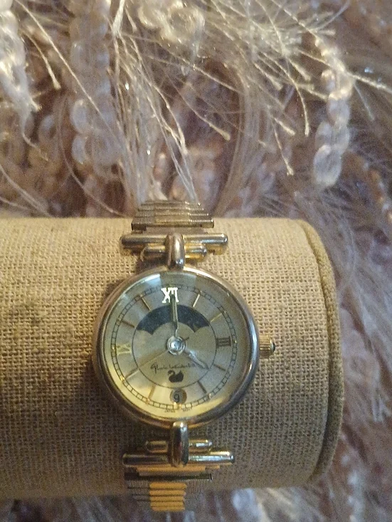 Gloria Vanderbilt Vintage Gold Tone Ladies Moonphase Watch Needs Battery