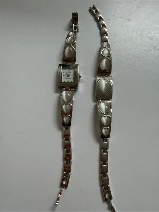 Source Unknown Silver Tone Women's Heart Link Bracelet Watch with White Inset