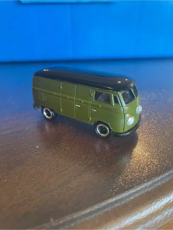 Johnny Lightning 1965 Volkswagen type 2 Van . ARMY Green and black