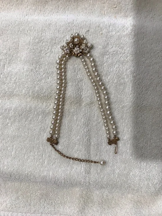 Vintage faux pearl necklace with flowers and rhinestones.