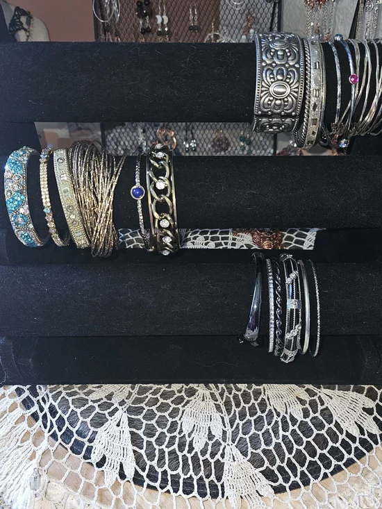 Mixed Women’s Bracelet Set in Black, Silver and Turquoise Mixed Lot.