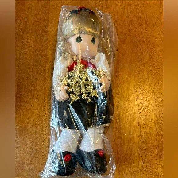 Precious Moments Evie doll