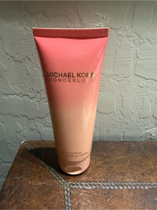Michael Kors Wonderlust Peach-Pink Ombre Body Lotion