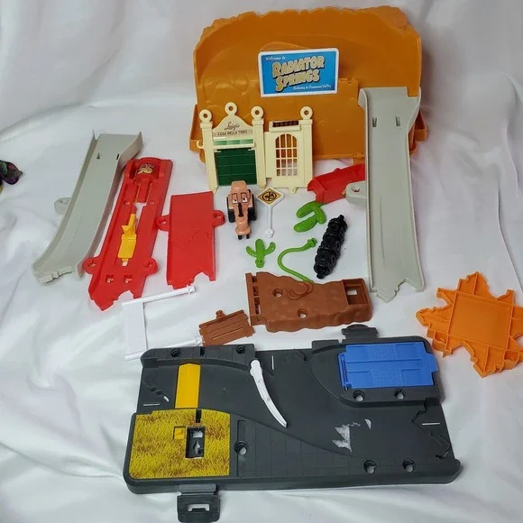 Disney Pixar Cars Race And Go‎ Playset Lighting McQueen Radiator Springs