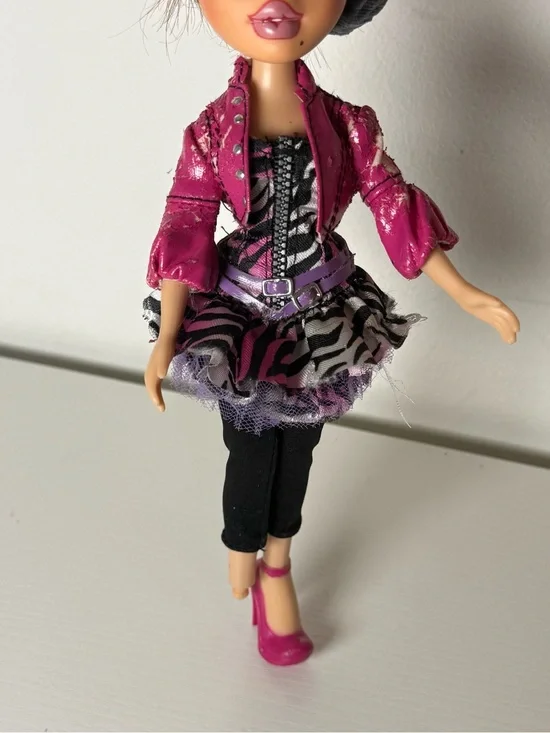 Bratz Twiins Phoebe Outfit [Missing a heel] [jacket is peeling/cracking]