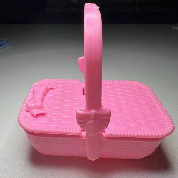 Vintage 1995 Mattel Barbie Nibbles Horse Pink Weaved Picnic Basket Accessory‎
