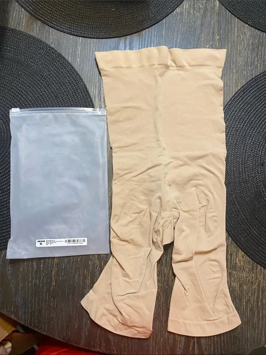 Skims seamless sculpt high waisted above knee shorts mica size medium