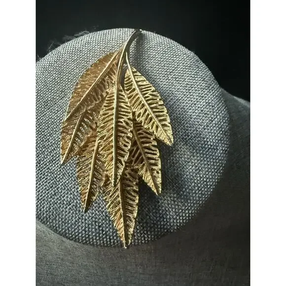 Vtg Signed ART Leaf Brooch Textured Gold Tone Pin Signed Career Capsule Autumn